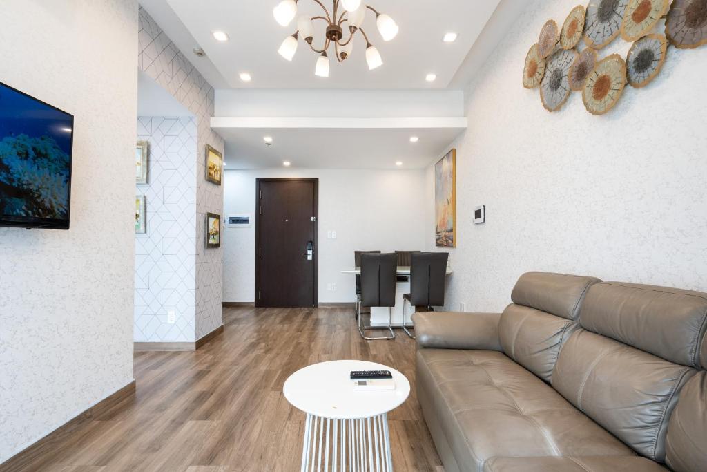 TV a/nebo společenská místnost v ubytování Double E SaiGon Apartment in Rivergate Building
