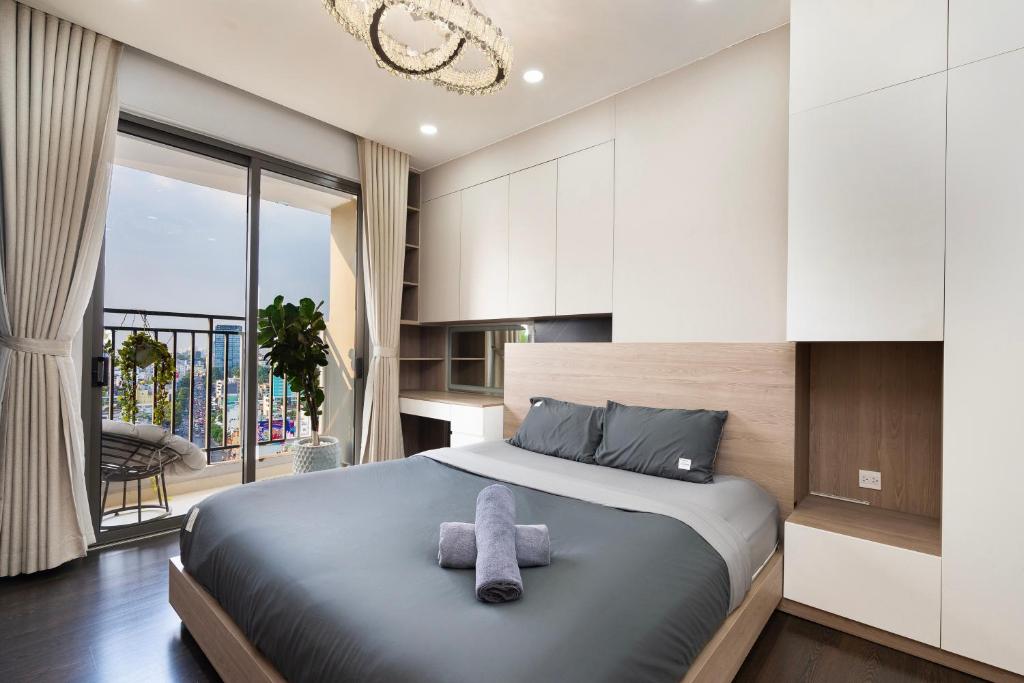 Postel nebo postele na pokoji v ubytování Double E SaiGon Apartment in Rivergate Building