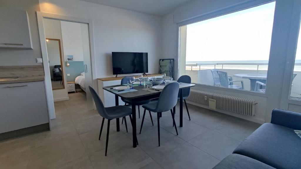 Μια τηλεόραση ή/και κέντρο ψυχαγωγίας στο Une terrasse sur la Mer