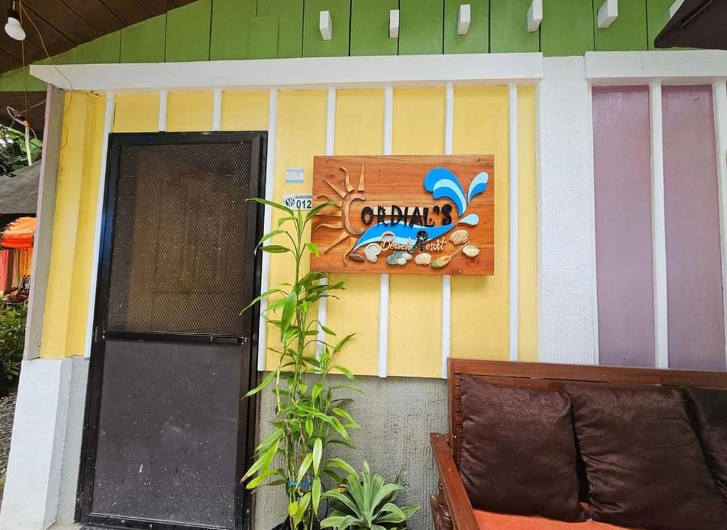 dom z napisem na boku w obiekcie Camp Wadi Codial Beach Resort w mieście San Pedro