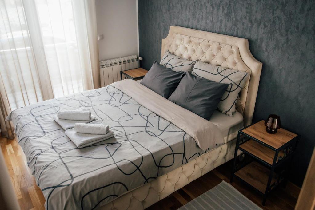 una camera con un letto con due cuscini sopra di Lavanda a Vršac