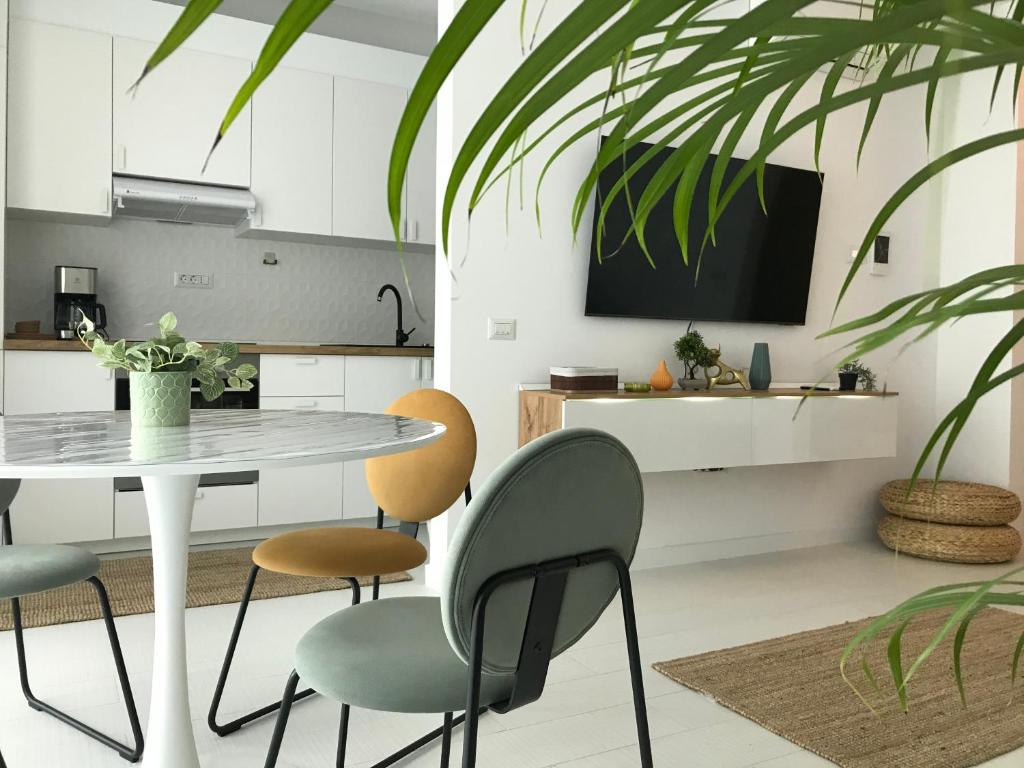 a dining room with a table and chairs at Ammos Apartment Mamaia in Mamaia