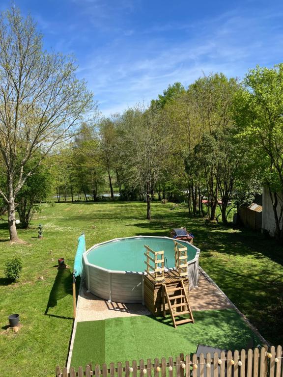 Bazén v ubytování Autour Des Vignes B&B nebo v jeho okolí