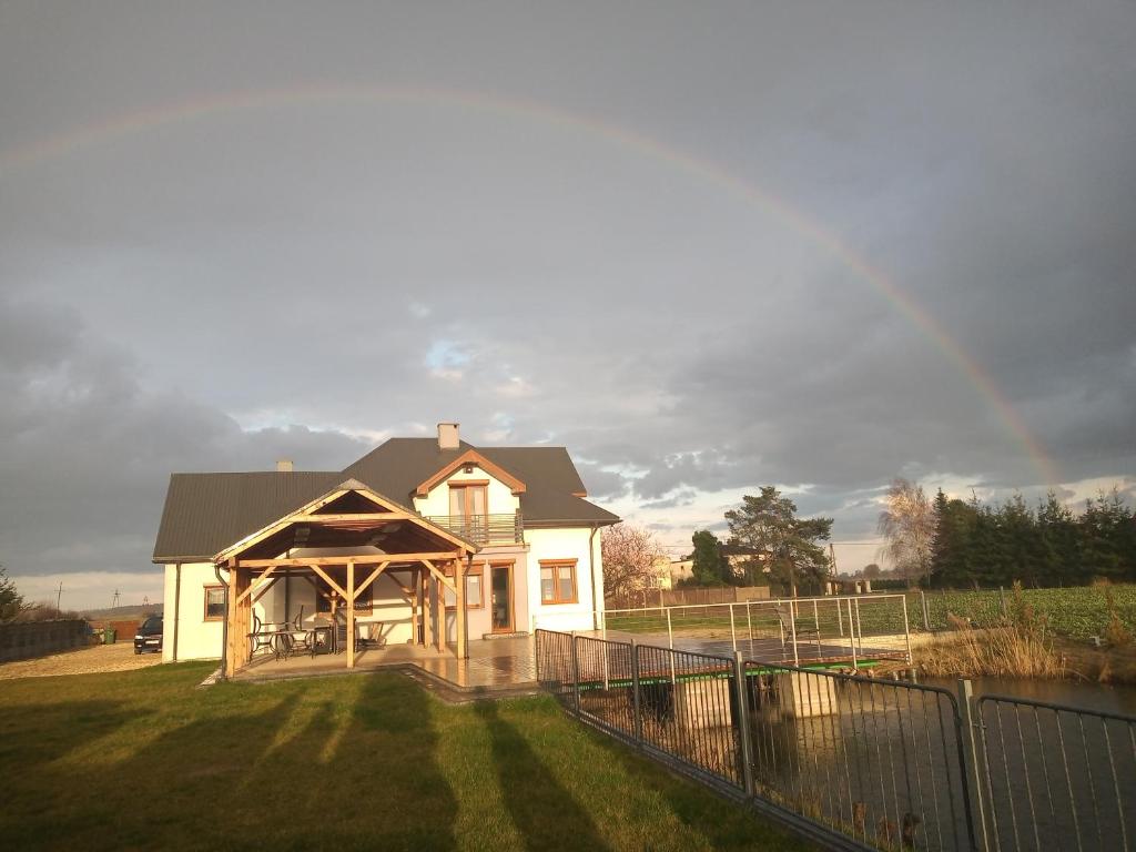 een huis met een regenboog in de lucht bij SielAnka in Uniejow