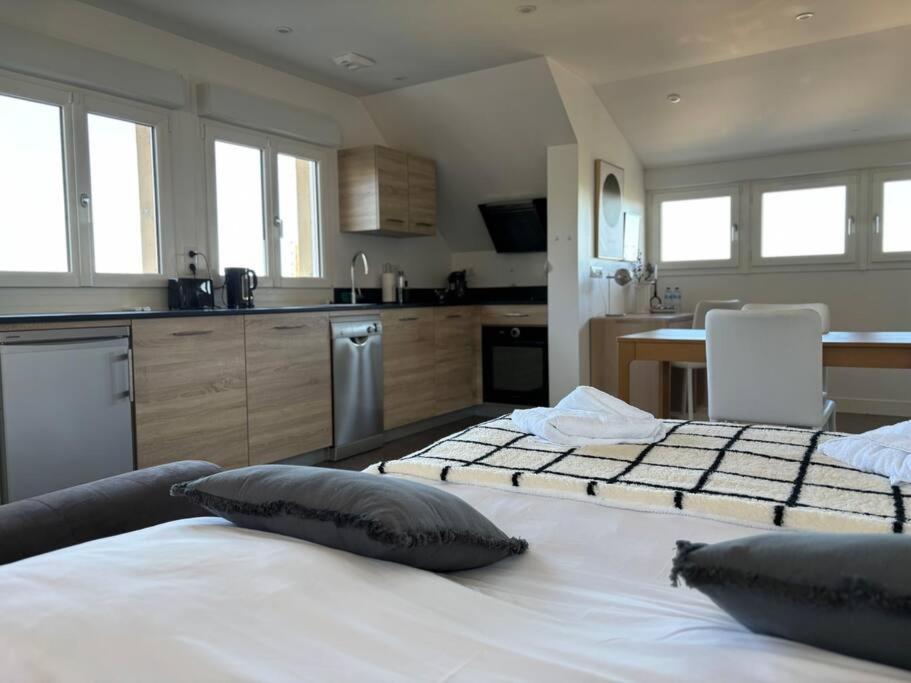 una cocina con 2 camas en una habitación en Appartement 14 - Le Lion d’Or, en Langres