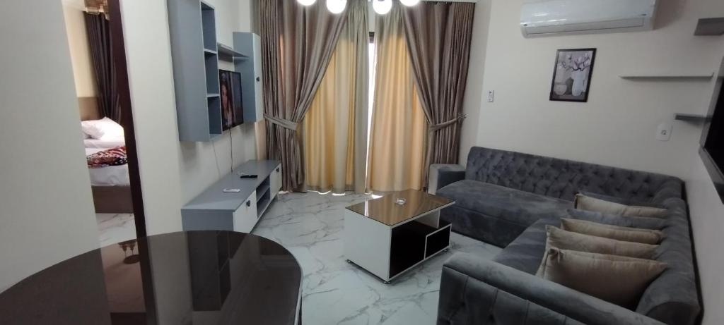 uma sala de estar com um sofá e uma mesa em شاليهات فندقيه بورتوسعيد em Port Said