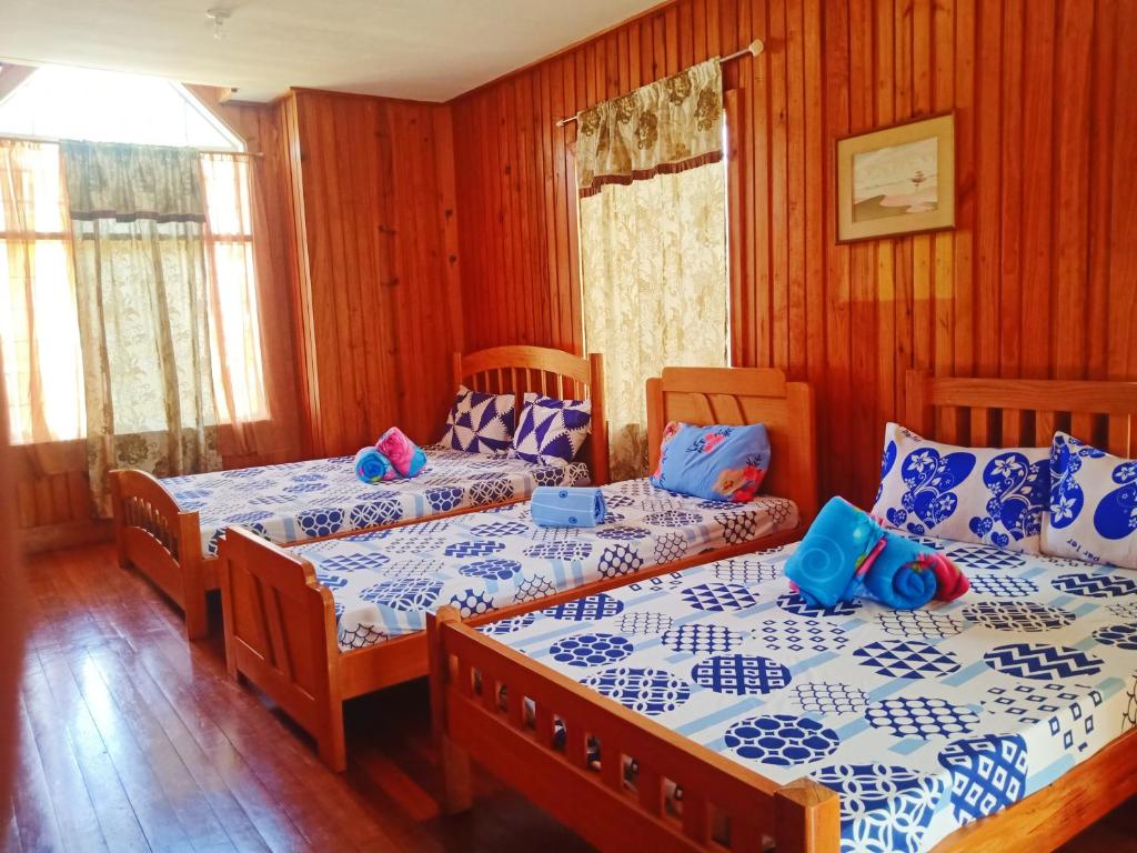 En eller flere senge i et værelse på Rustic Rooms at an American-Style Cabin - CARL INN
