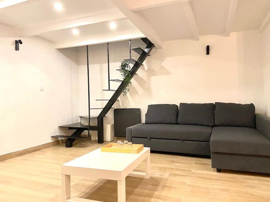 un salon avec un canapé et une table dans l'établissement Duplex tout confort prox bd chave/ plaine, à Marseille