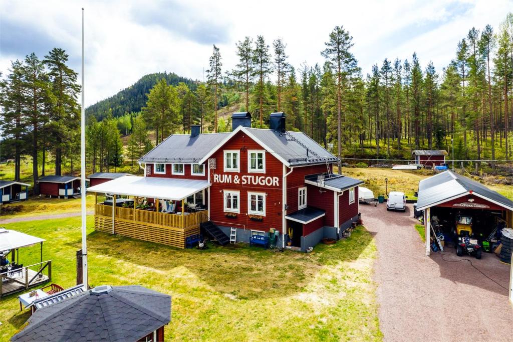 una vista aérea de una casa con estación de tren en Gopshusgården - Rum & Stugor en Mora