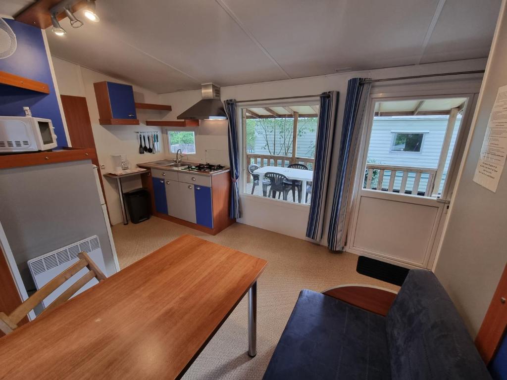Kuchyň nebo kuchyňský kout v ubytování Camping L'Orée des Cévennes