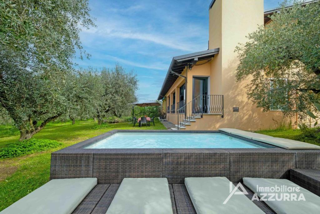 a swimming pool in the backyard of a house at Villa i Roccoli - Immobiliare Azzurra in Bardolino