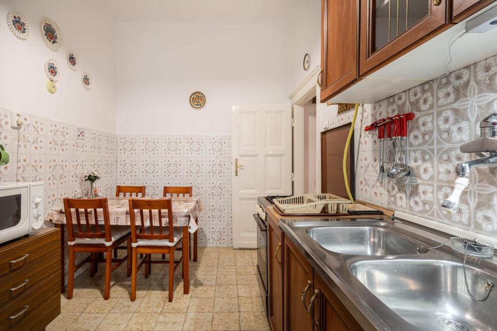 A kitchen or kitchenette at BpR W21 Retro Home with balcony