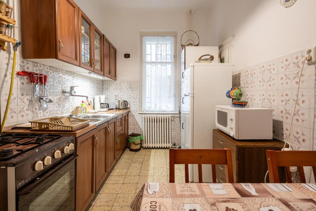A kitchen or kitchenette at BpR W21 Retro Home with balcony