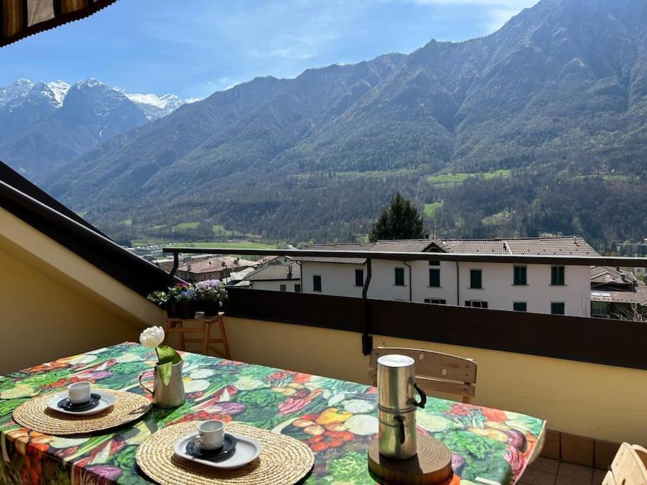 uma varanda com uma mesa e vista para as montanhas em ISA HOUSE - Terrace with Valley view em Taceno