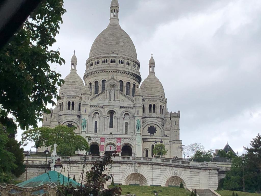 un grand bâtiment blanc avec un dôme en haut dans l'établissement Abesse Appart, à Paris