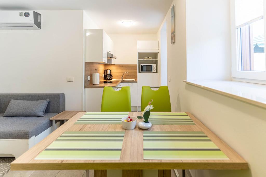 Η κουζίνα ή μικρή κουζίνα στο Apartmaji Ema