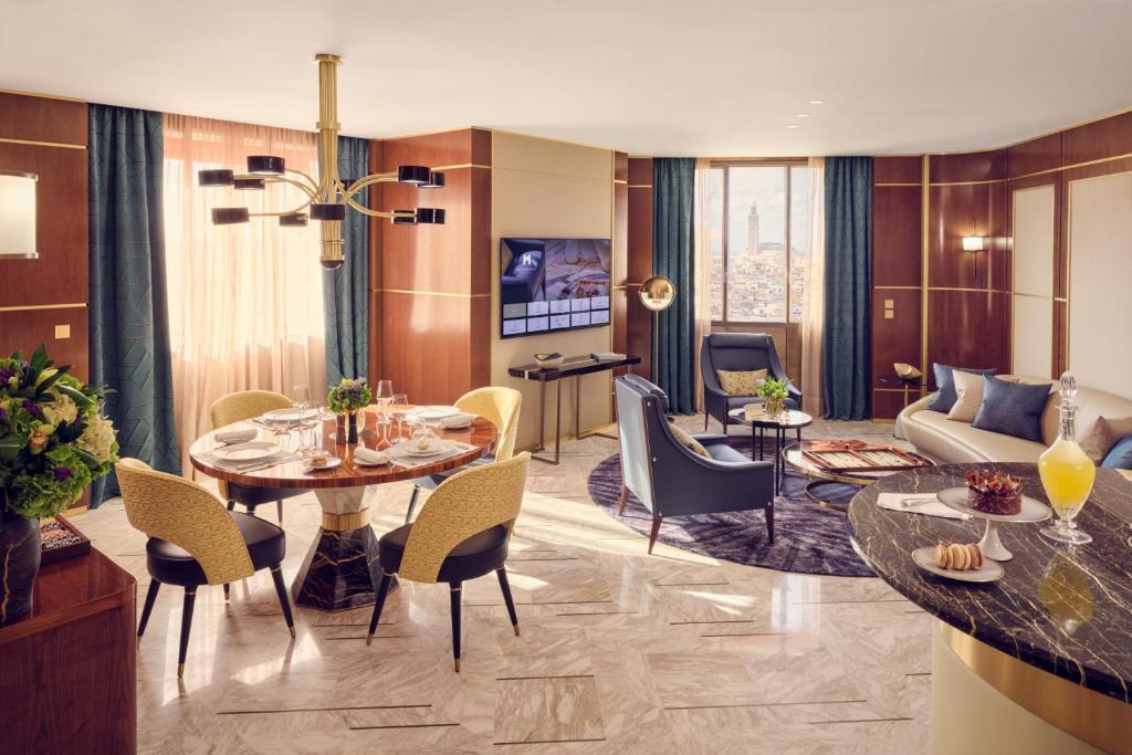 - un salon avec une table, des chaises et un canapé dans l'établissement Royal Mansour Casablanca, à Casablanca
