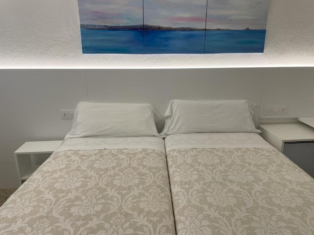 Postel nebo postele na pokoji v ubytování Hostal Marina Cadaqués