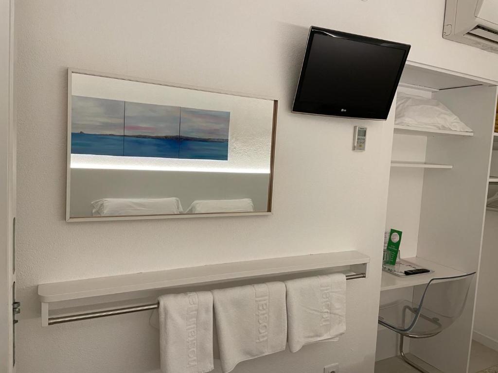 TV a/nebo společenská místnost v ubytování Hostal Marina Cadaqués