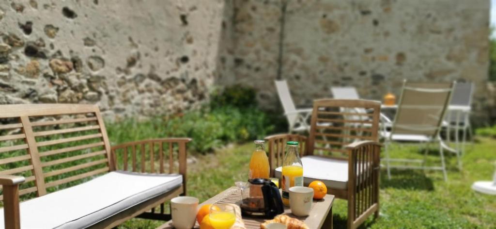 una mesa y sillas con comida y bebidas. en Gîte Camporells, en Dorres