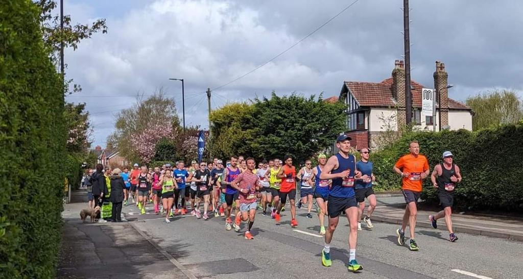 un gran grupo de personas corriendo en una carrera en Shrewsbury 1, en Mánchester