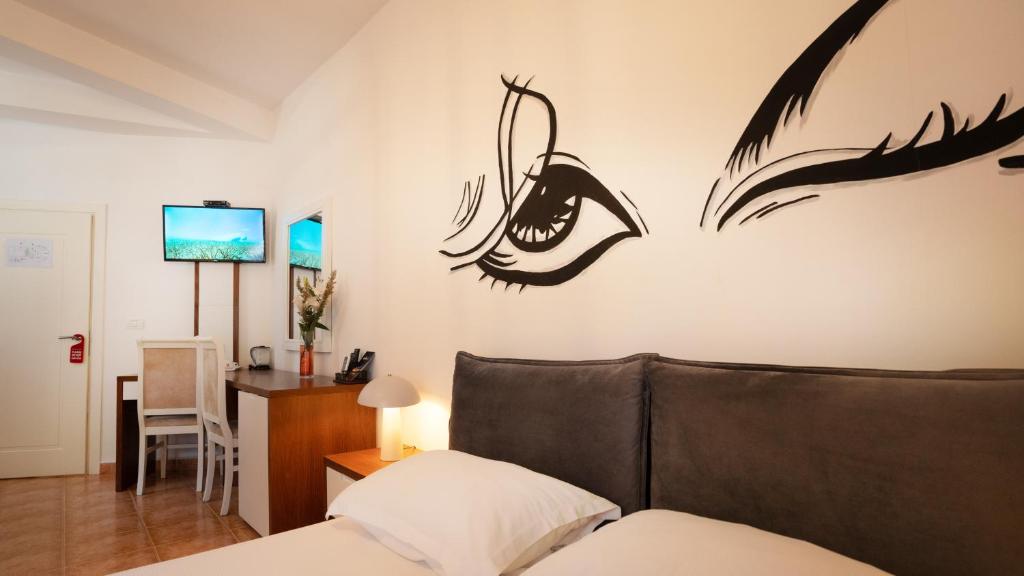 TV a/nebo společenská místnost v ubytování COSMO Beach Hotel