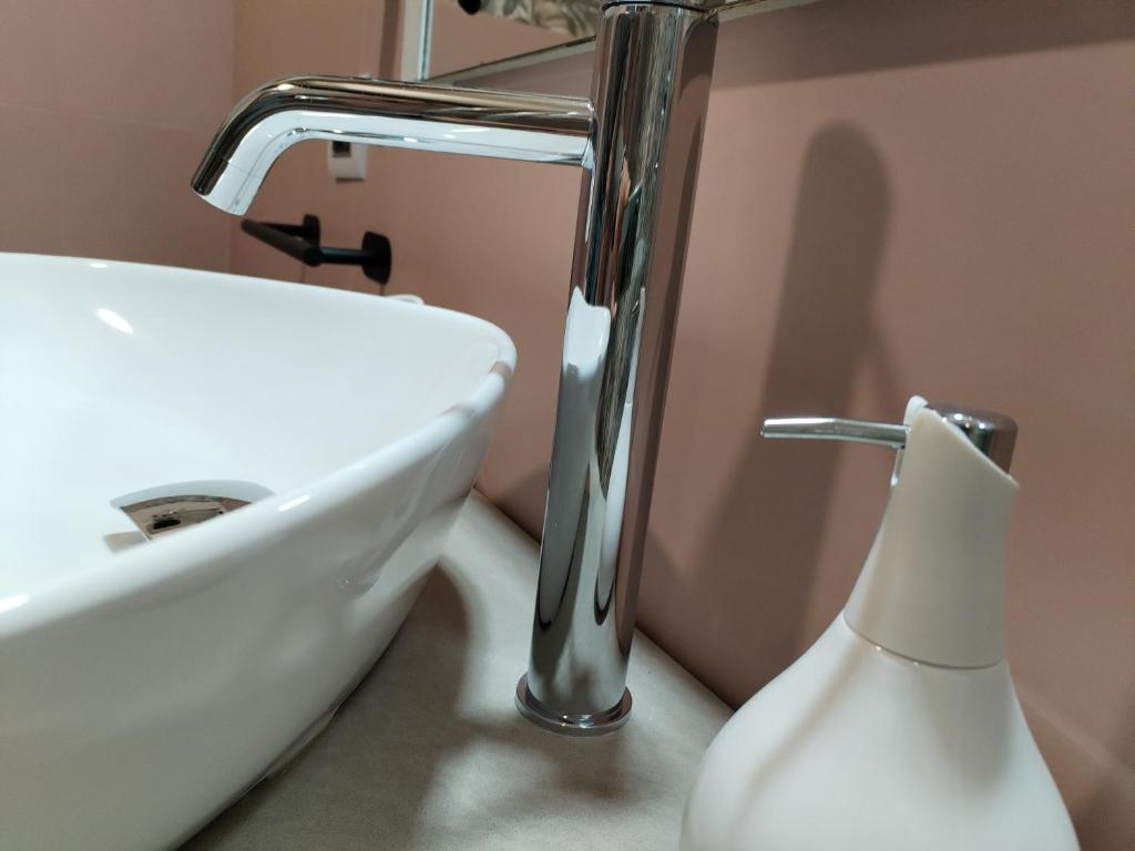 La salle de bains est pourvue d'un lavabo et d'un vase blanc. dans l'établissement Antico Centro Quartu B&B, à Quartu SantʼElena