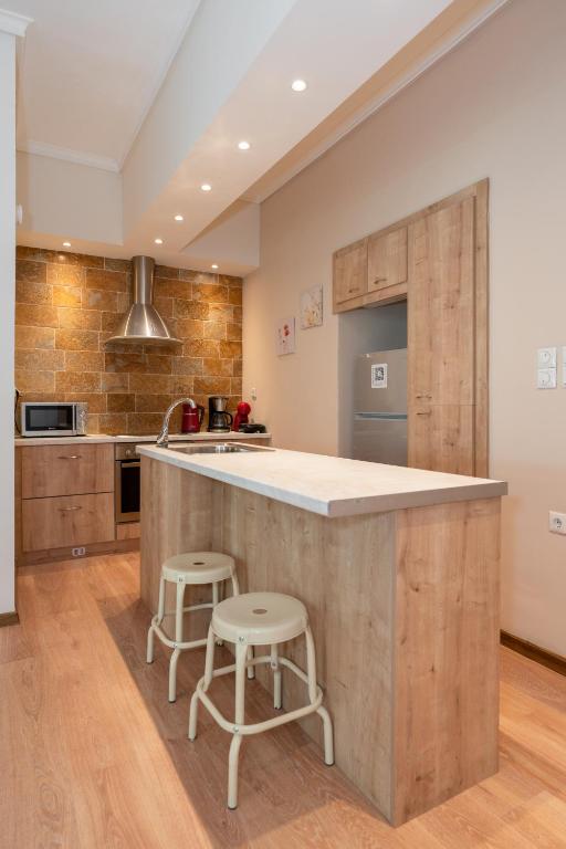 Kuchyň nebo kuchyňský kout v ubytování Contemporary apartment made of wood and stone.