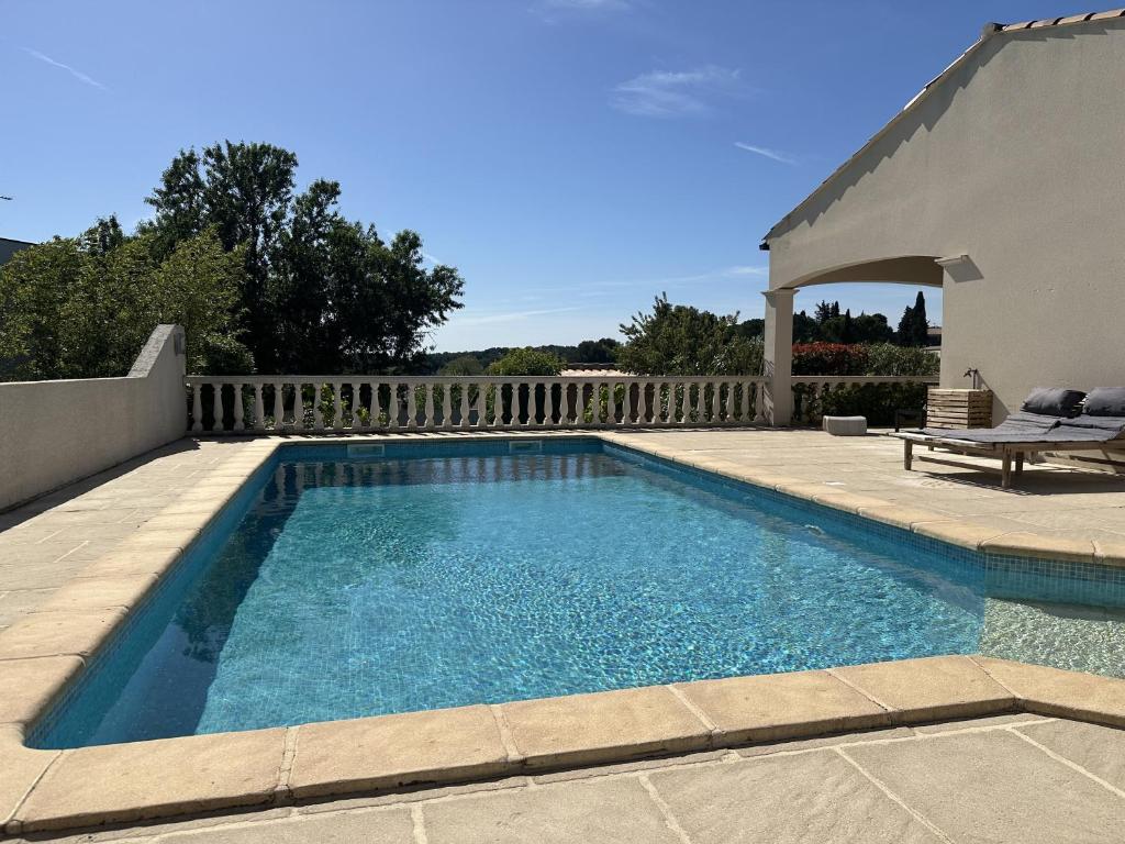 une piscine dans une cour avec un patio dans l'établissement Les Geckos de Mus, à Mus
