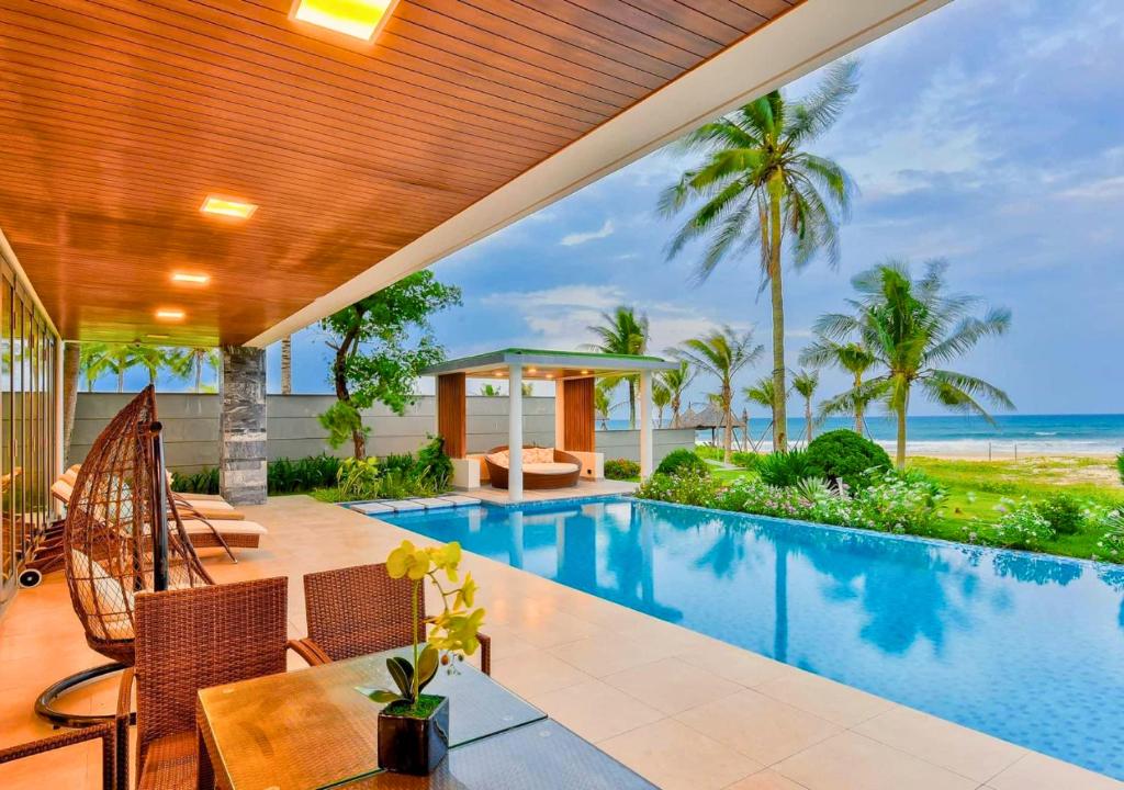 Bazén v ubytování Deluxe Beachside Resort Danang nebo v jeho okolí