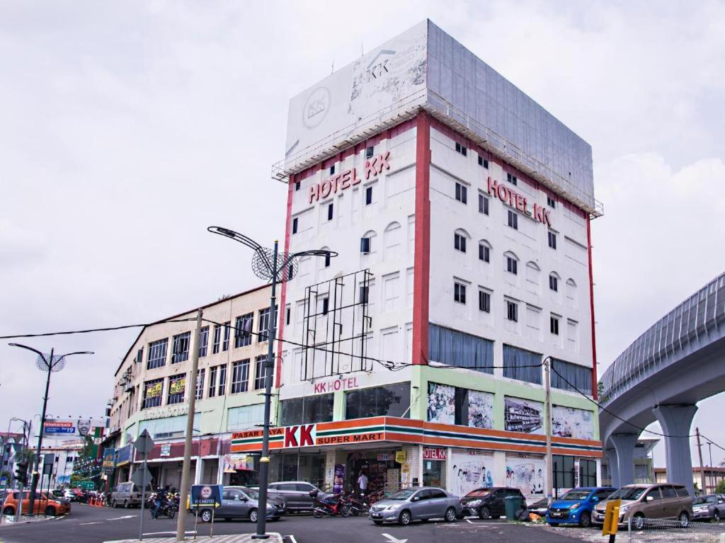 un grand bâtiment blanc dans une rue de la ville avec des voitures dans l'établissement Swing & Pillows - Kajang, à Kajang
