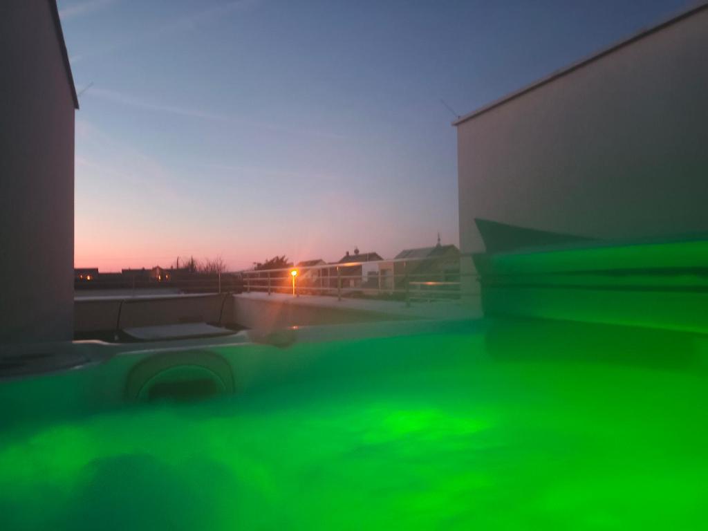 einen grünen Blick auf ein Gebäude mit Sonnenuntergang im Hintergrund in der Unterkunft Moderní luxusní sdílený rodinný apartmán 