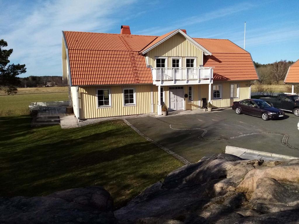 een huis met een auto geparkeerd op een parkeerplaats bij Gula Villan in Göteborg