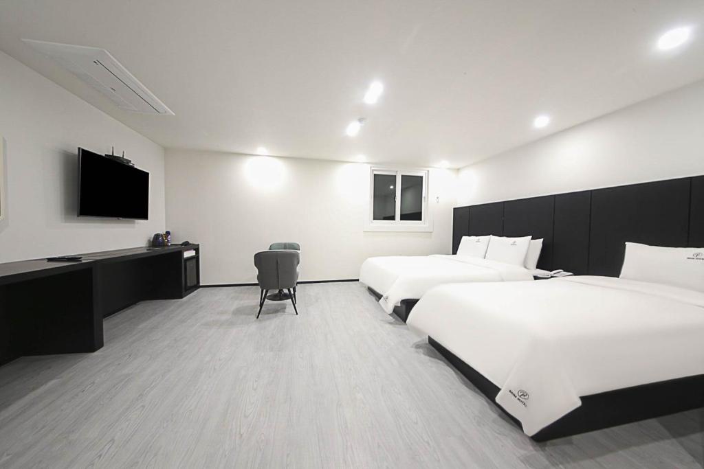 Postel nebo postele na pokoji v ubytování Busan Seomyeon Broa Hotel