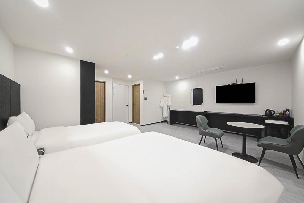 TV a/nebo společenská místnost v ubytování Busan Seomyeon Broa Hotel