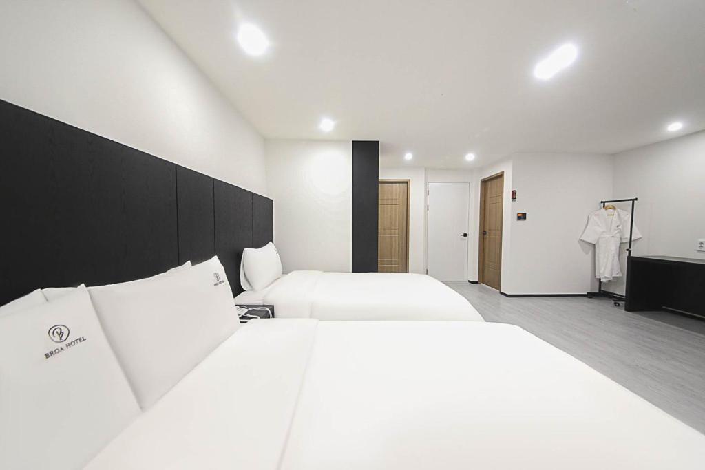 Postel nebo postele na pokoji v ubytování Busan Seomyeon Broa Hotel