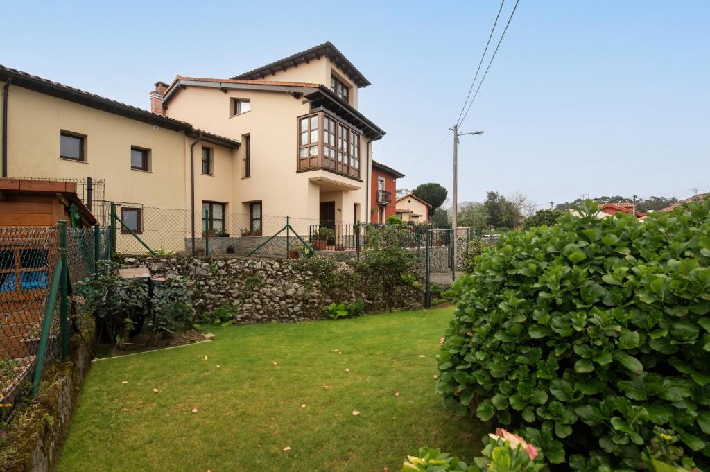 ein großer Busch vor einem Haus in der Unterkunft Casa el Balandro de Poo in Llanes