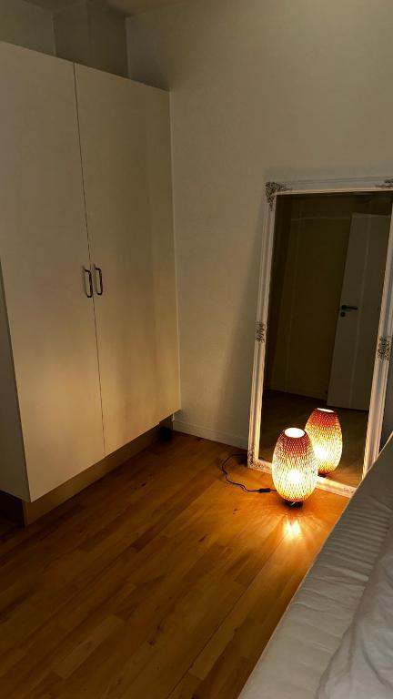 um quarto vazio com uma cama e dois vasos no chão em Cost central flat em Aalborg