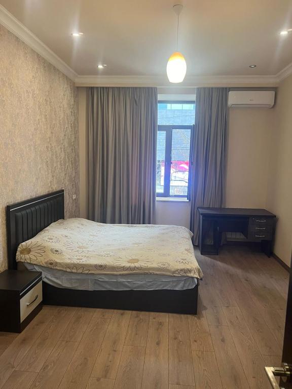 - une chambre avec un lit, un bureau et une fenêtre dans l'établissement Gayan, à Erevan