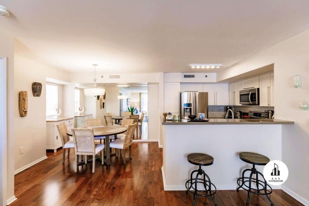 a kitchen and dining room with a table and chairs at Bnb Hyperion - Family-Friendly! 3BR, 2BA, Balcony in Miami
