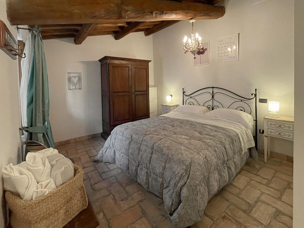 sypialnia z dużym łóżkiem i komodą w obiekcie La Casa di LucaPietro Dimora Storica w mieście Spoleto