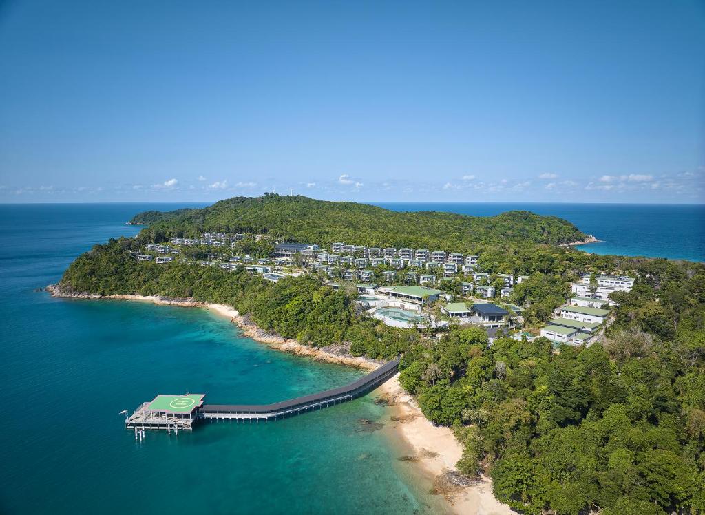 Perhentian Marriott Resort & Spa في بيرهينتيان: اطلالة جوية على منتجع في جزيرة