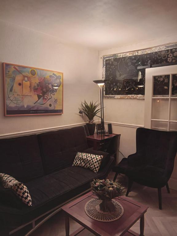 salon z kanapą i stołem w obiekcie 2 pièces Paris 9 ème w Paryżu