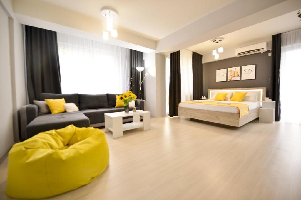 een woonkamer met een bed en een bank bij Reina Apartments Skopje in Skopje
