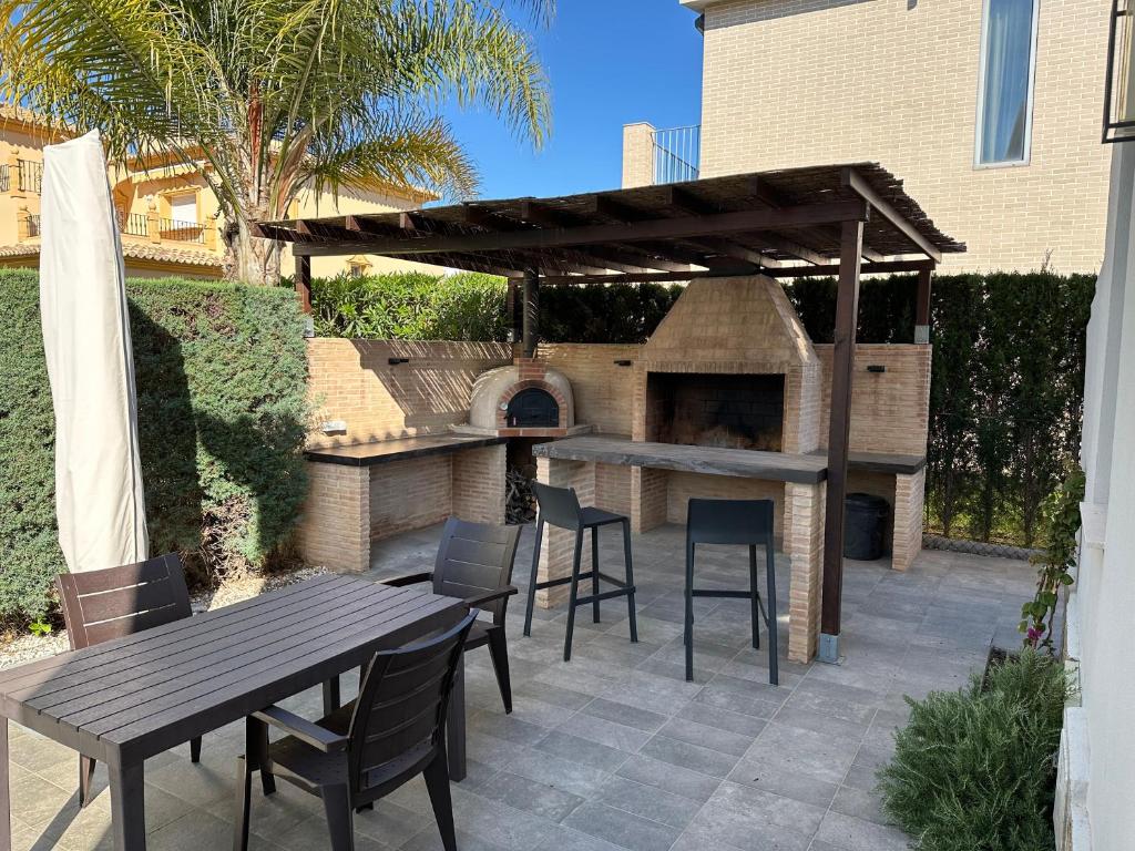 Patio nebo venkovní prostory v ubytování Oliva Nova CHALET VILLA DE LUJO A 50 METROS DE LA PLAYA