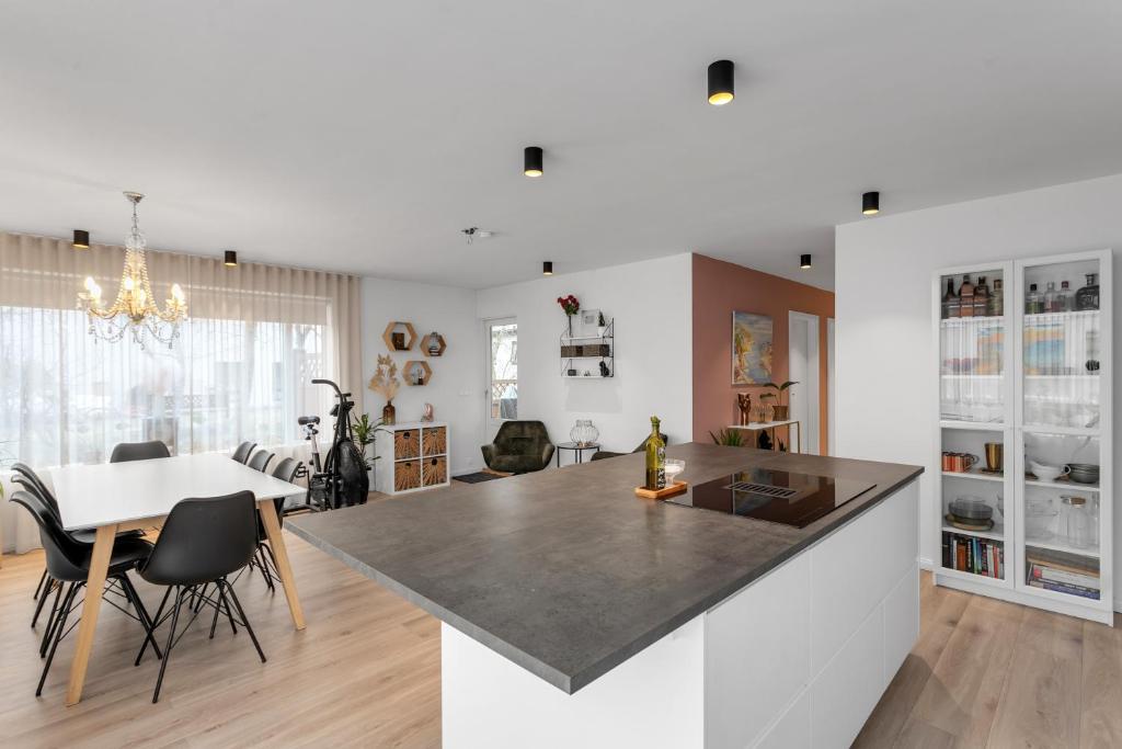een keuken en een woonkamer met een tafel en stoelen bij Stylish 3BR Apartment in Reykjavík