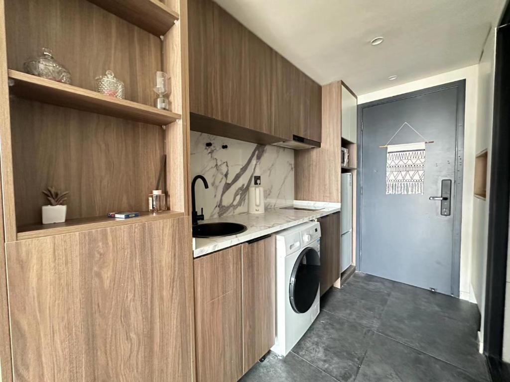 a kitchen with a washer and a washing machine at 同济佳苑公寓 in Shanghai