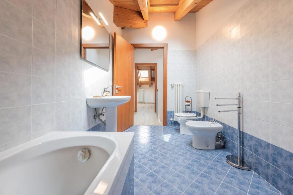 bagno con 2 servizi igienici, vasca e lavandino di Albergo Diffuso Sutrio Zoncolan a Sùtrio