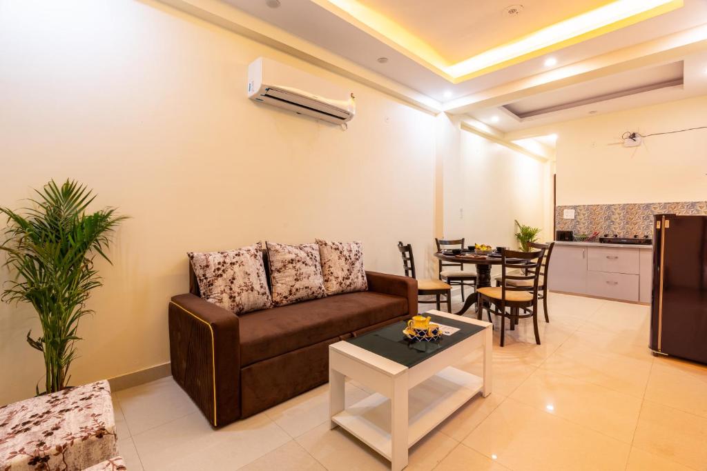 Posezení v ubytování Homlee-Vasundhara 3BHK Flat- kitchen-Parking-Lift