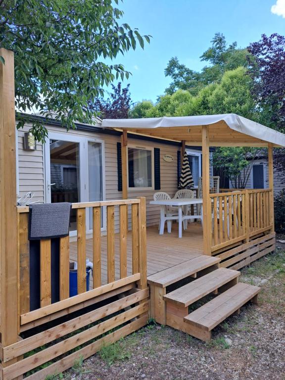 une terrasse en bois avec un kiosque dans l'établissement Mobile Home 270, à La Roque-dʼAnthéron